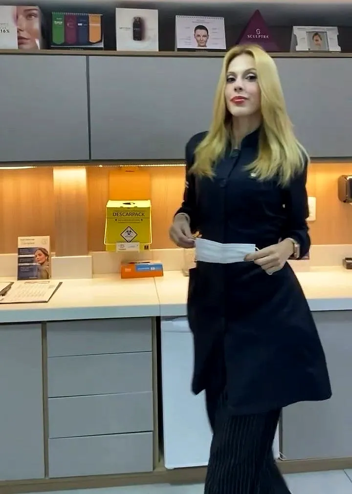 Dra. Flávia na sua sala da Espaço Facial Freguesia